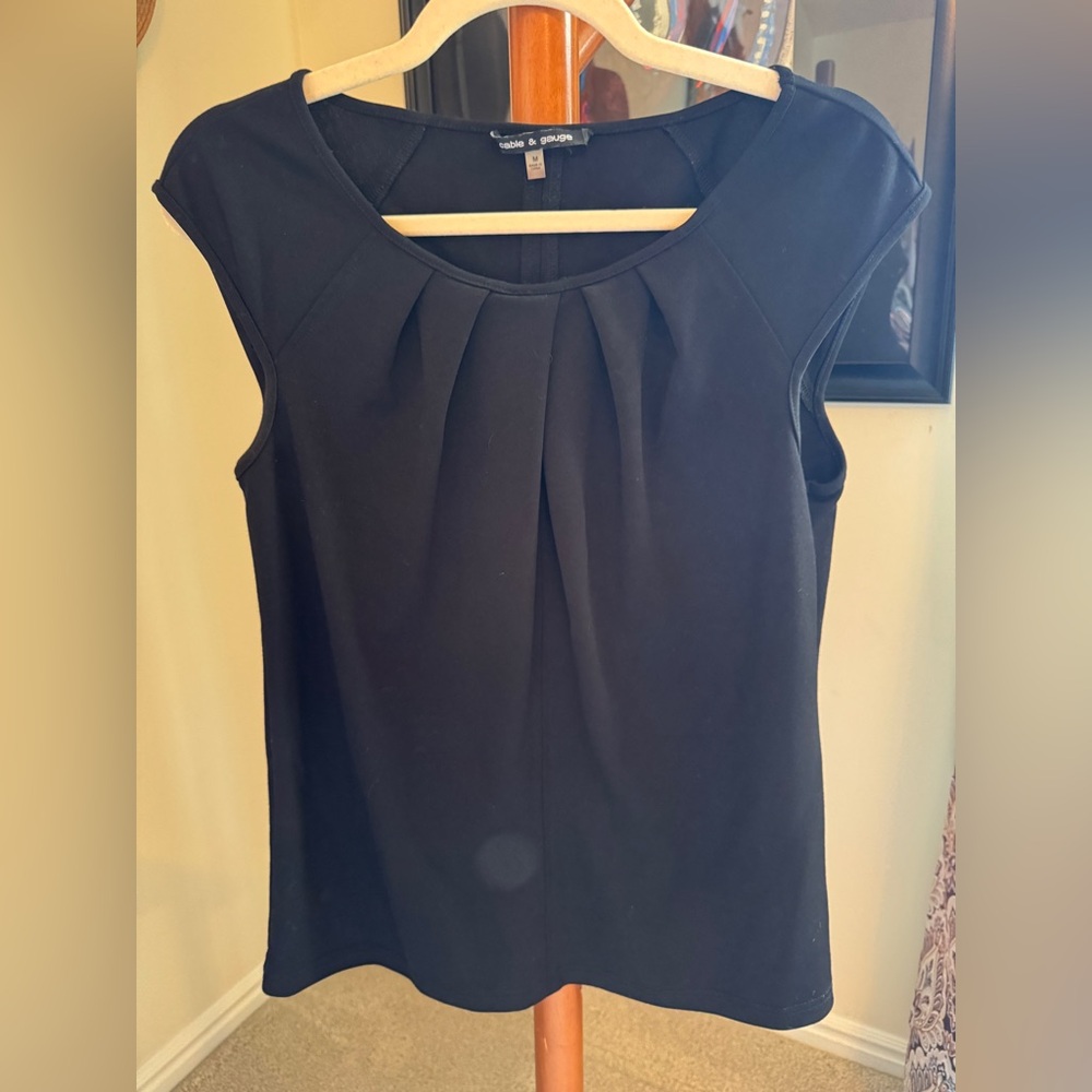Cable & Gauge Black Top with stitching detail size medium